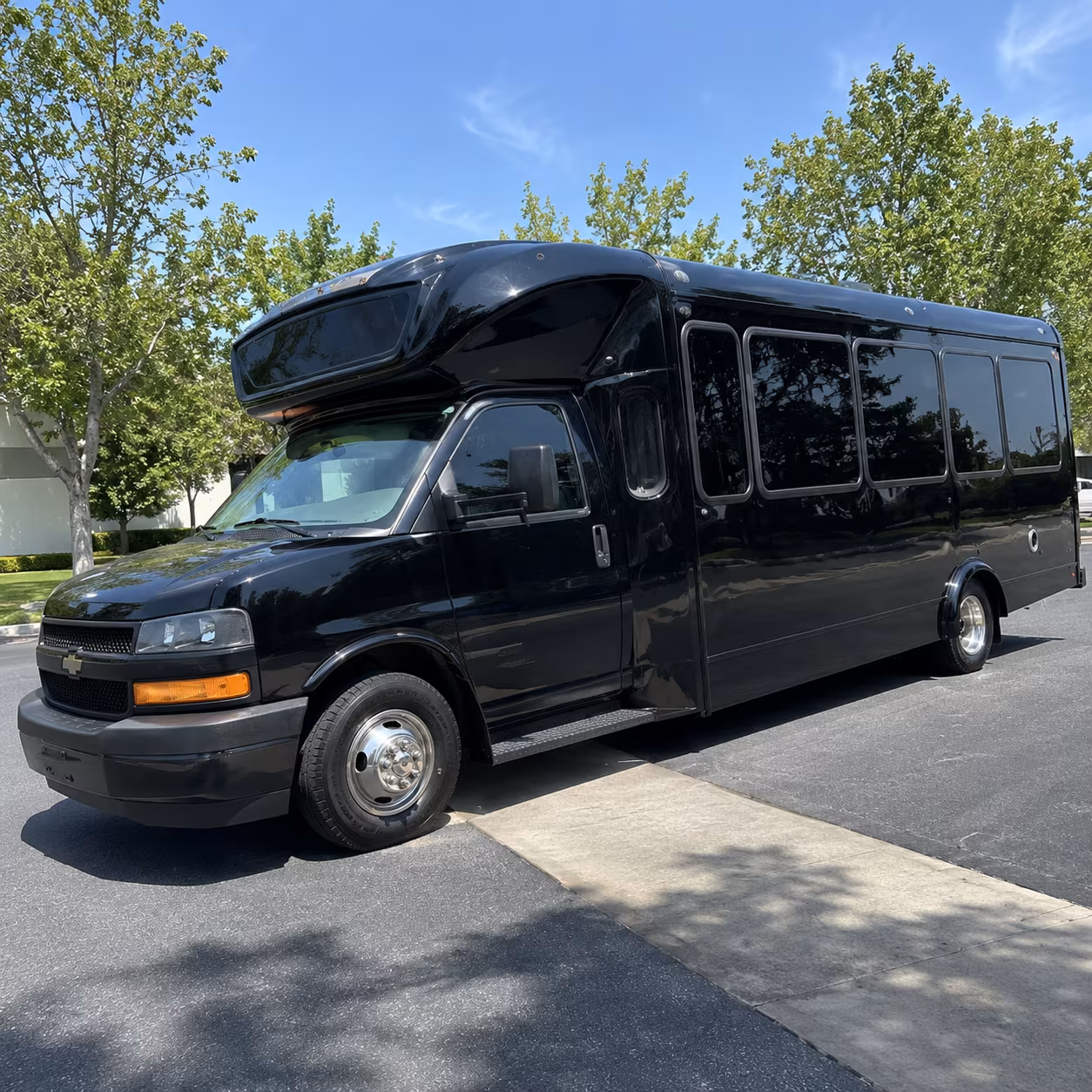 highland 15 passenger party bus