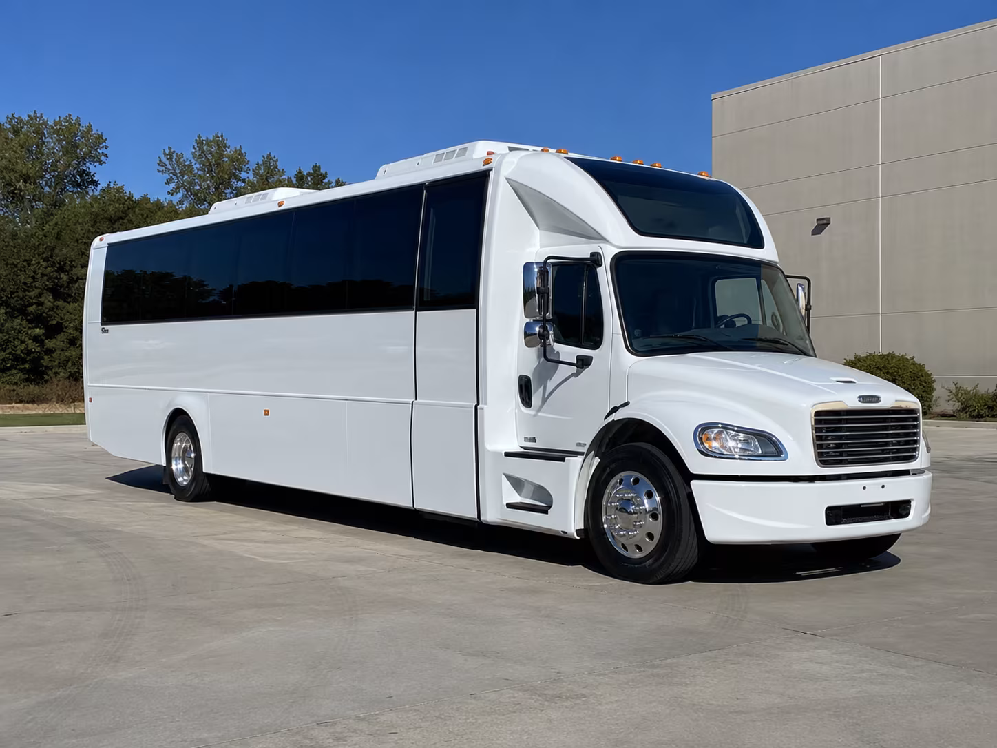 highland 28 passenger party bus